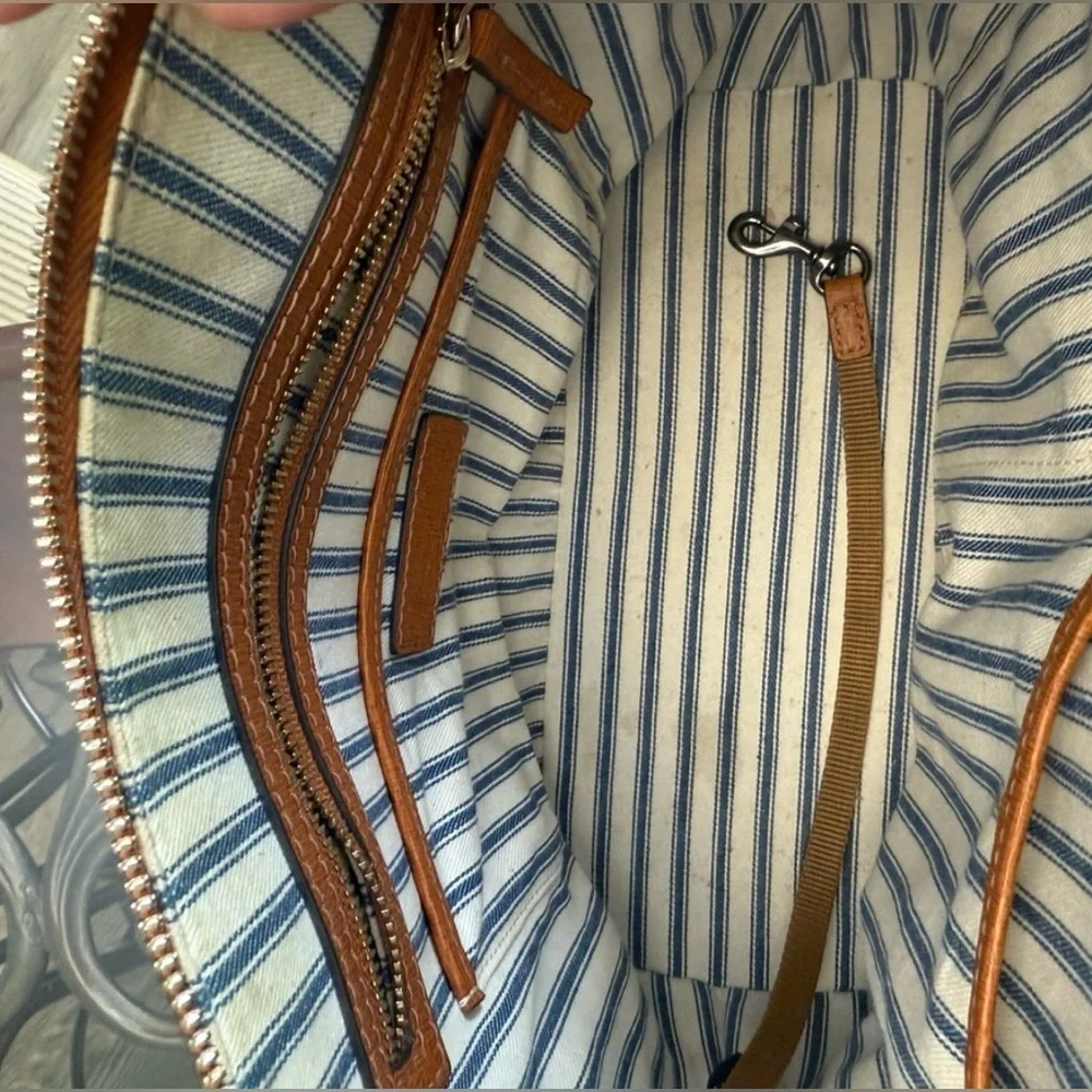 Gorgeous Dooney & Bourke Tan Leather Satchel